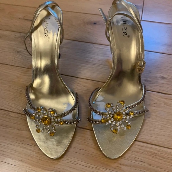 monster high Shoes - Monster High Gold Floral Heels